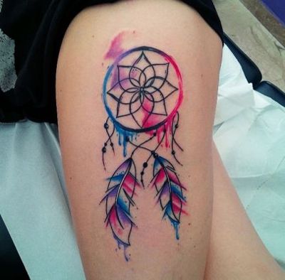  Tatouage attrape rêve bleu, noir et rouge sur la cuisse